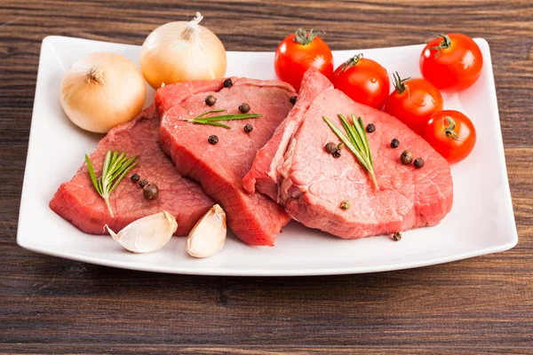 Carne cruda en rodajas —  Fotos de Stock