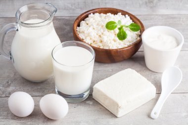 yumurta ile sürahi taze süt