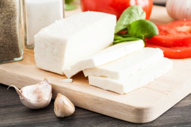 peynir, domates ve fesleğen