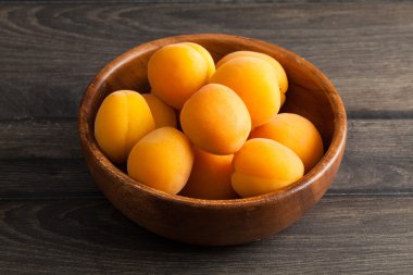 Olgun sarı kayısı