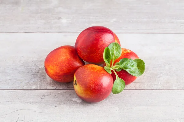 Frische reife Nektarinen — Stockfoto