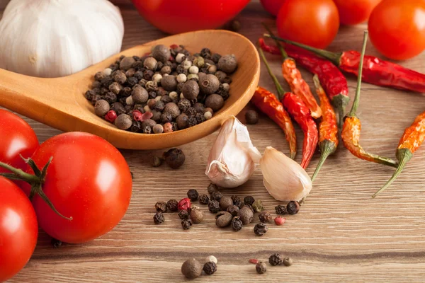 Variedade de tomates vermelhos na mesa — Fotografia de Stock