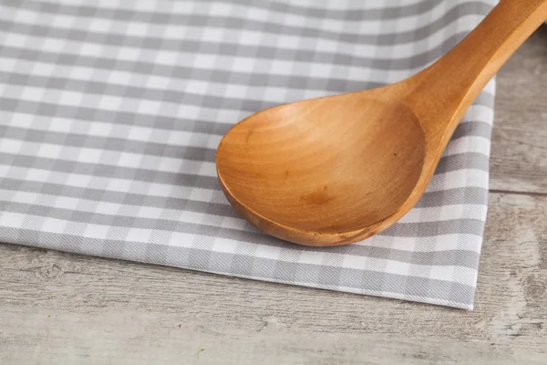 Cuchara de madera en la mesa — Foto de Stock