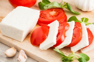peynir, domates ve fesleğen