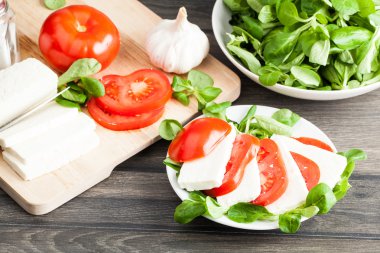 peynir, domates ve fesleğen