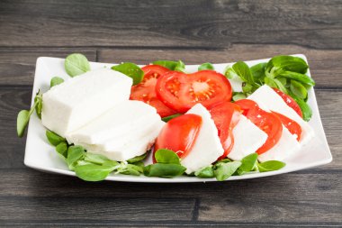 peynir, domates ve fesleğen