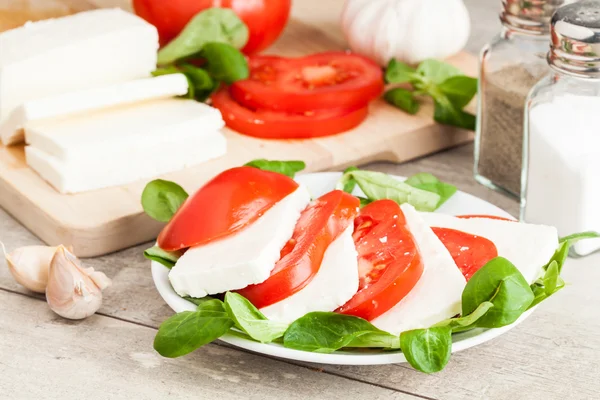Cheese, tomatoes and basil — Stock Photo, Image