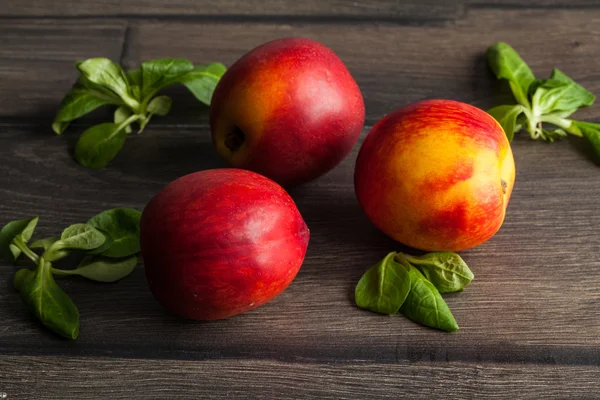 Nectarinas frescas maduras —  Fotos de Stock