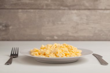 omlet plaka üzerinde