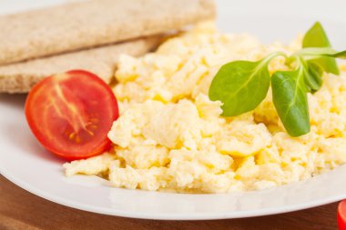 omlet fesleğen ve domates ile