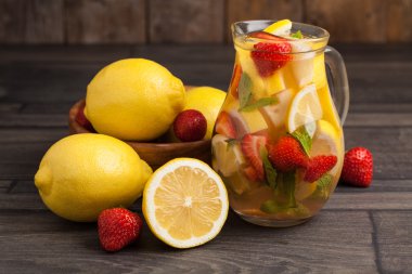 ev yapımı çilekli limonata kavanoz