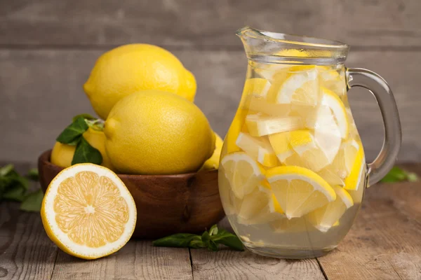 Vaso di limonata fatta in casa — Foto Stock