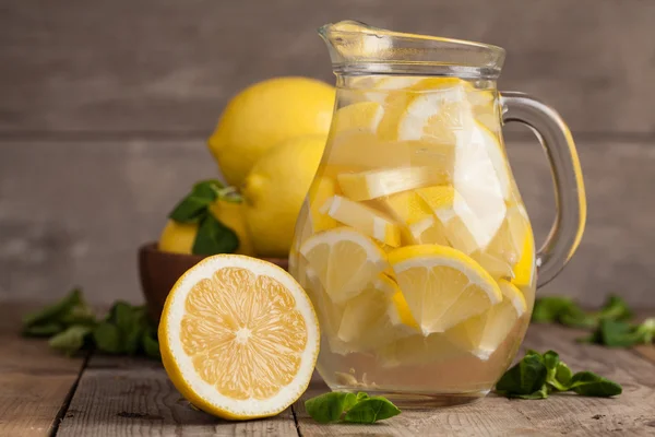 Vaso di limonata fatta in casa — Foto Stock