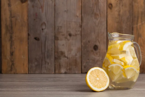 Кувшин домашнего лимонада — стоковое фото