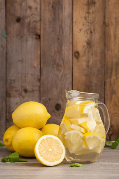 Vaso di limonata fatta in casa — Foto Stock