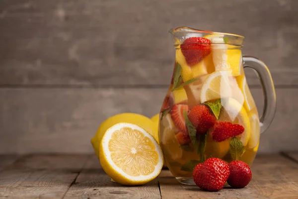 Barattolo di limonata di fragole fatta in casa — Foto Stock
