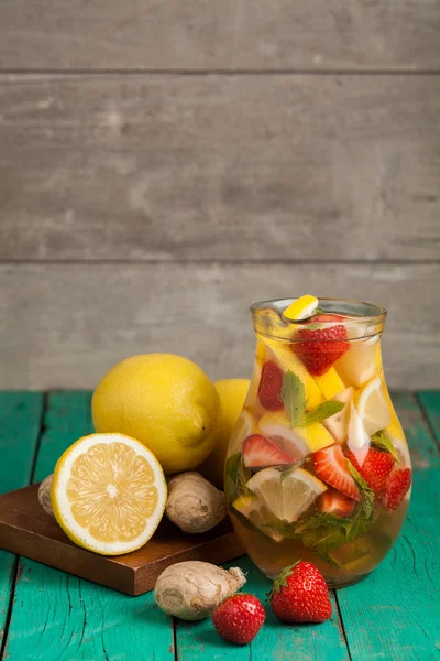 Glas hausgemachte Erdbeer-Limonade — Stockfoto