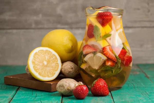 Barattolo di limonata di fragole fatta in casa — Foto Stock