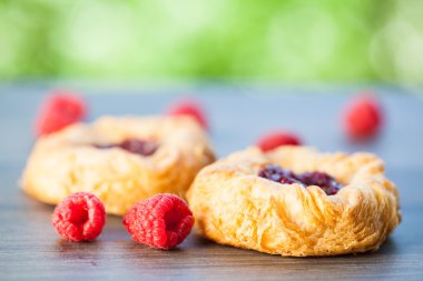 Pasta ile Ahududu ahşap arka plan üzerinde