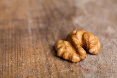 Tablo üzerinde ceviz taneleri