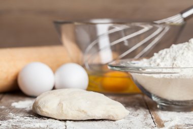 Taze hamur pişmeye hazır.