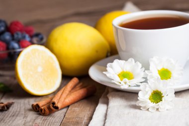 bitki çayı chamomilies ve limon ile