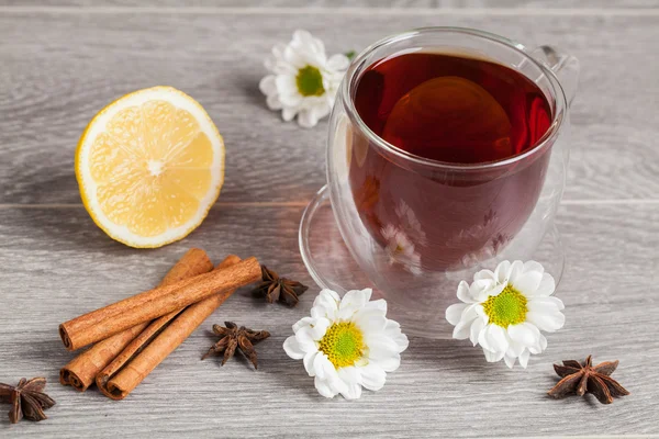 Taza de té con flores de manzanilla — Foto de Stock