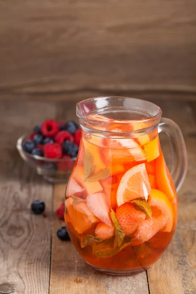 Osvěžující letní nápoj s jahodou — Stock fotografie