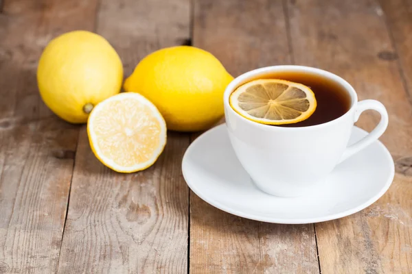 Bylinný čaj s heřmánkem a citronem — Stock fotografie