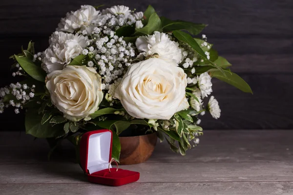 Romantische weiße Rosen mit goldenem Ring — Stockfoto