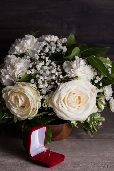 Romantische weiße Rosen mit goldenem Ring — Stockfoto