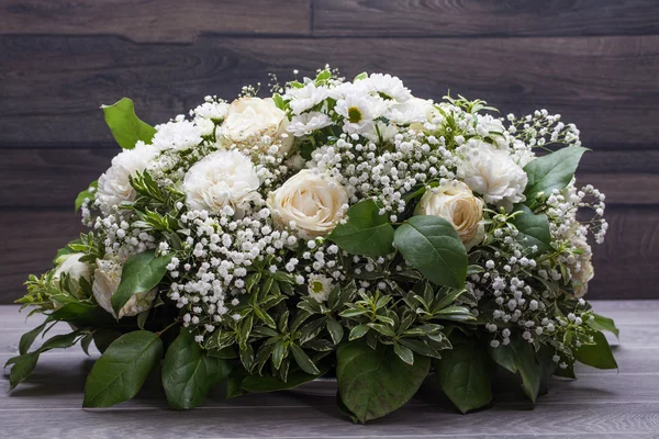 Hochzeitsstrauß aus weißen Rosen — Stockfoto