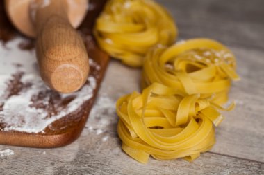 Ev yapımı pişmemiş makarna