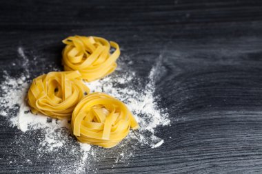 Ev yapımı pişmemiş makarna