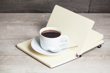 kahve fincan tabağı ile