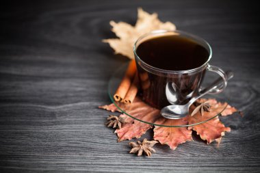 Bir fincan sıcak çay.