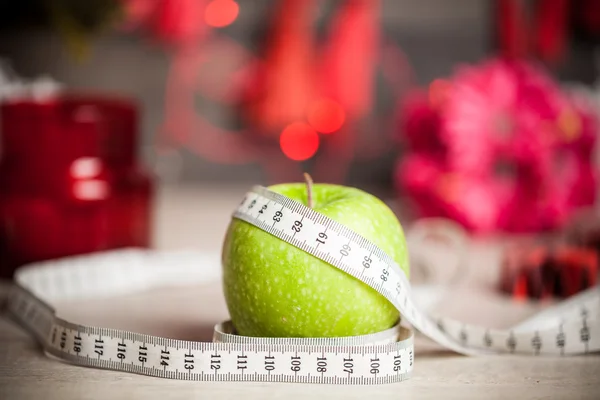 Grüner Apfel mit Messgerät — Stockfoto