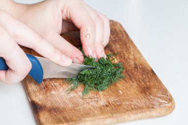 Dereotu kesme tahtası üzerinde