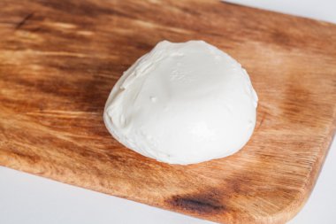 Buffalo mozzarella kesme tahtası üzerinde