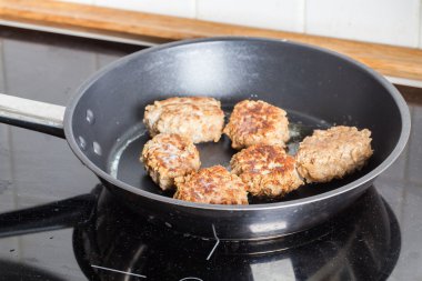 bir tavada çiğ köfte