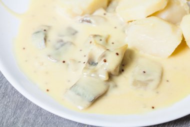 Ringa balığı soslu beyaz plaka üzerinde