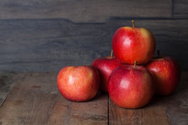 ahşap üzerine kırmızı elmalar