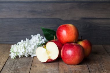 ahşap üzerine kırmızı elmalar