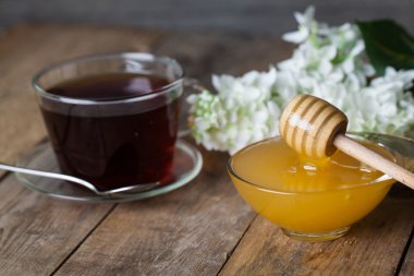 Çiçekli bir fincan çay.