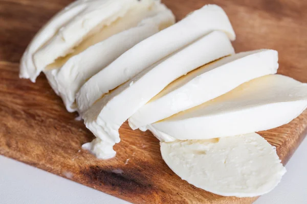 Mozzarella de búfalo na tábua de corte. Placa de corte de madeira . — Fotografia de Stock