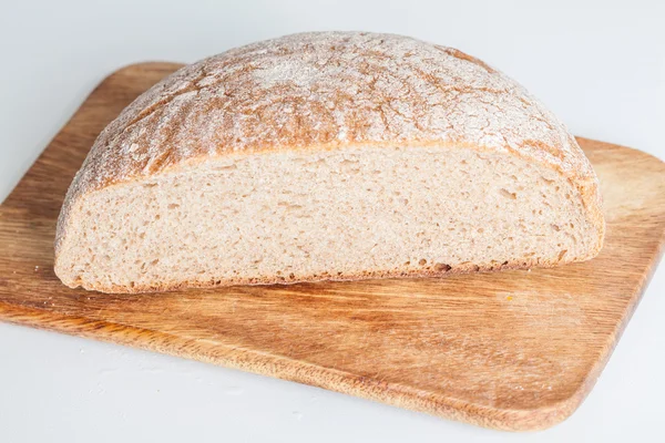 Pan en una tabla de cortar —  Fotos de Stock