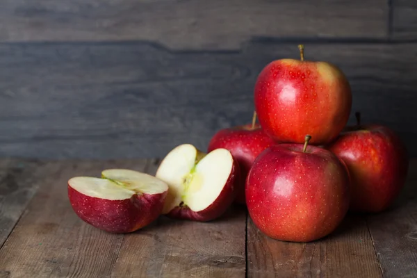 Manzanas rojas sobre madera — Foto de Stock