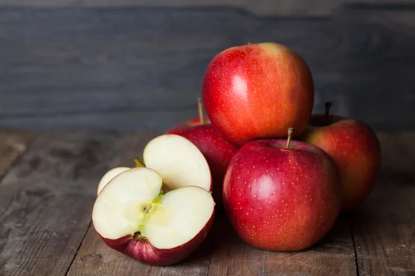 लाकूडवर लाल सफरचंद — स्टॉक फोटो, इमेज