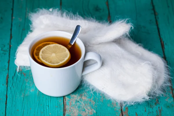 Cup of tea with mittens — Stock Photo, Image