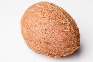 Beyaz arkaplanda hindistan cevizi